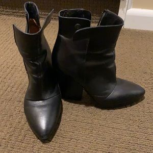 Vince Louisa Bootie